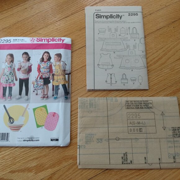 Child's Apron Play Kitchen Baking Toys Sewing Pattern Simplicity 2295 UNCUT - Picture 10 of 11